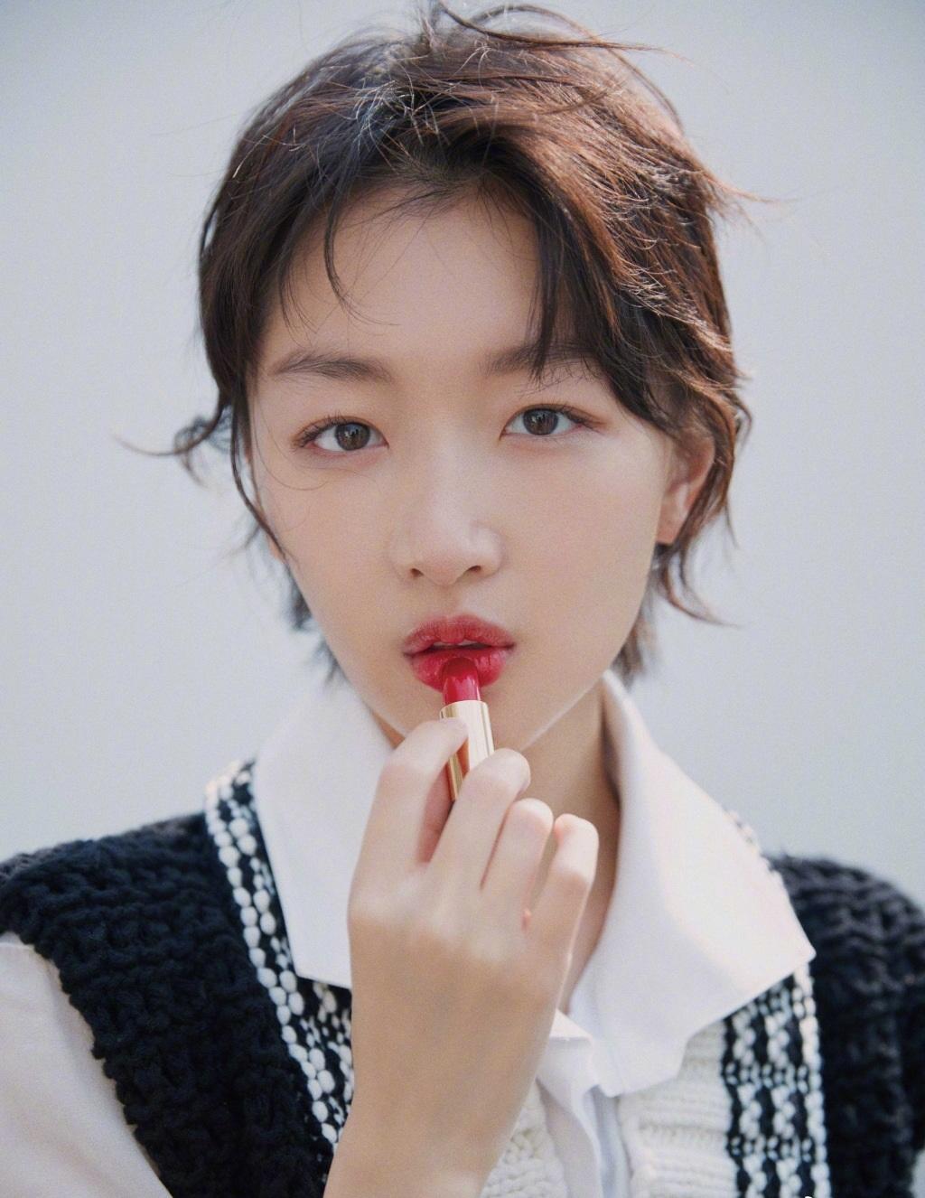 郭彩洁最新短发图片，时尚魅力的完美呈现