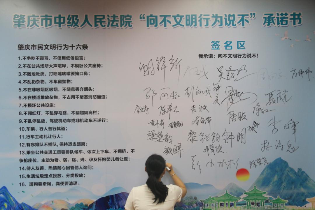 最新中小学生守则内容，塑造新时代少年的行为规范