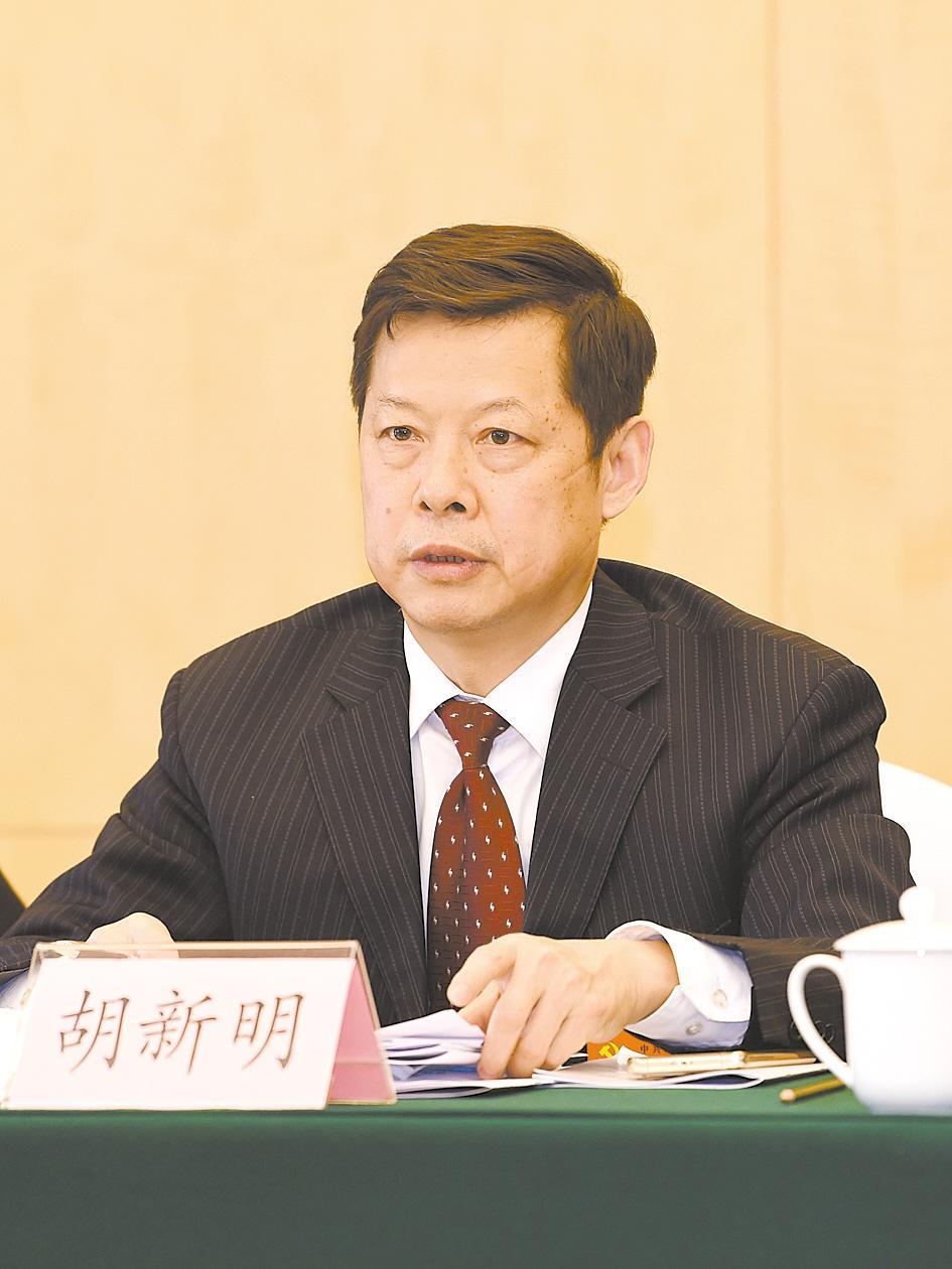 万载县胡新明的最新任命，引领地方发展的杰出领导者